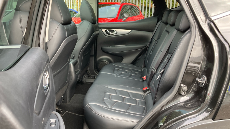 Nissan Qashqai 1.3 DiG-T N-Motion 5dr Petrol Hatchback